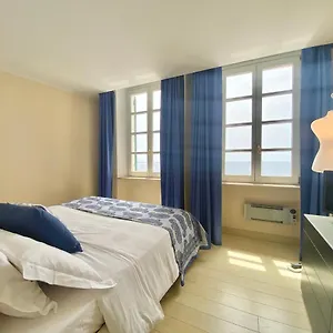 Casaviva - Beachfront Trilo With Parking In Camogli